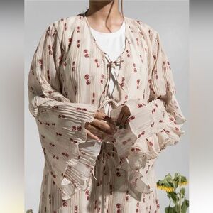 MODEST ESSENTIALS Cherie Shrug - Beige
XL